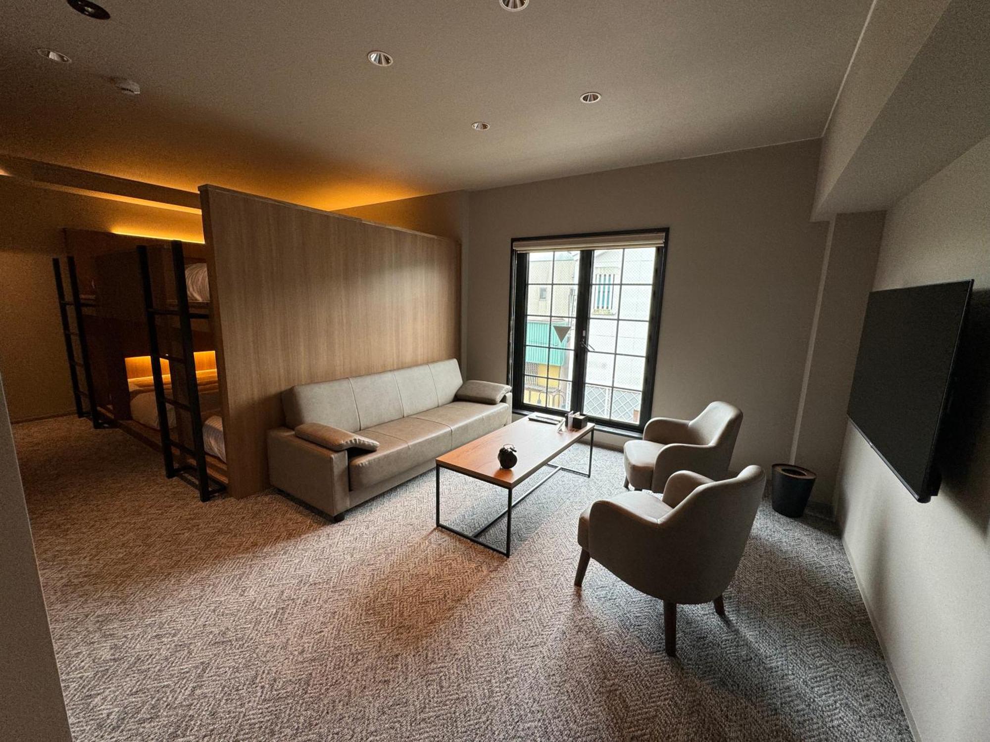 Hotel Gems And Cafe Bar 2*